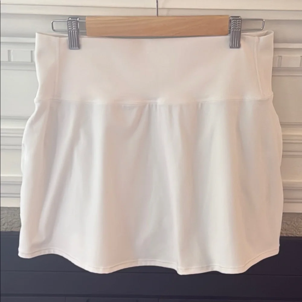 Vuori White Skater Mini Skirt for Athletic Occasions - Picture 7 of 7